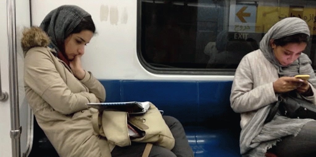 کتابخوانی در مترو؛ یک تیر و دو نشان