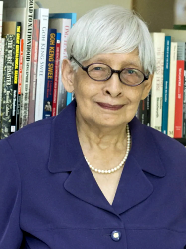 خانم هدویگ انوار مدیر اولین کتابخانه‌ی ملی سنگاپور