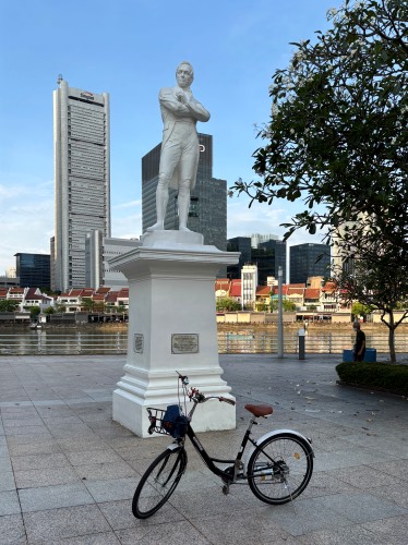 مجسمه‌ی افسر بریتانیایی «سر توماس استمفورد رافلز» در سنگاپور که در سال ۱۸۱۹ این منطقه را به یک بندر تجاری تبدیل کرد.