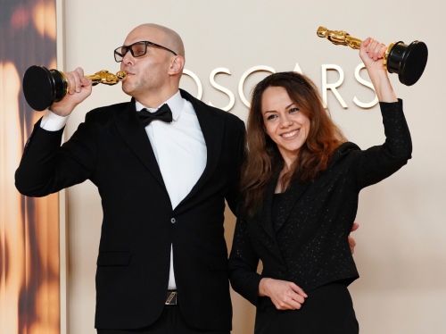 به قامت سرو ایستاده در برابر ترومای جنگ
یادداشتی بر انیمیشن «در سایه سرو» از شیرین سوهانی و حسین ملایمی