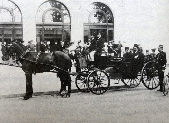 مظفرالدین شاه در خیابان‌های پاریس