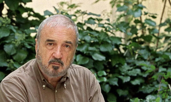 ژان کلود کری‌یر در خانه‌اش در پاریس (۲۰۰۱)

عکاس: ژان پیر مولر