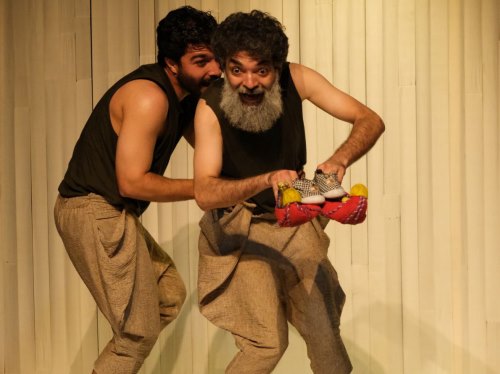 نمایش به کفشات نگاه کن