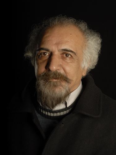 محمد قاسم‌زاده، نویسنده‌ی رمان «این در باید بسته بماند»